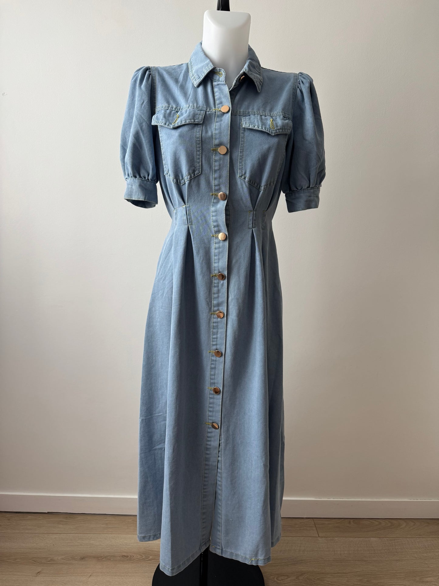 Robe boutonnée en denim à manches bouffantes