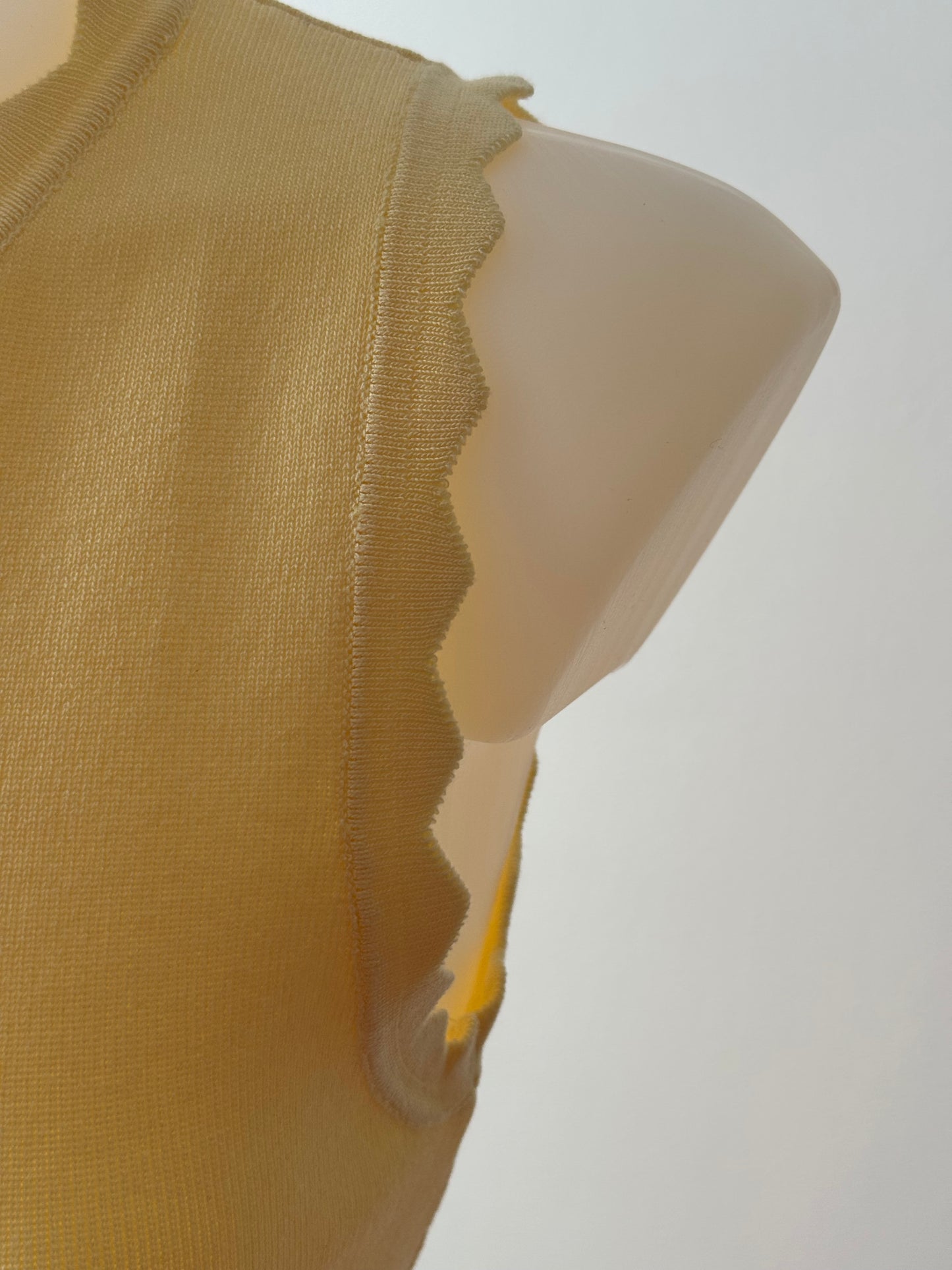 Robe jaune pastel sans manches à finitions festonnées