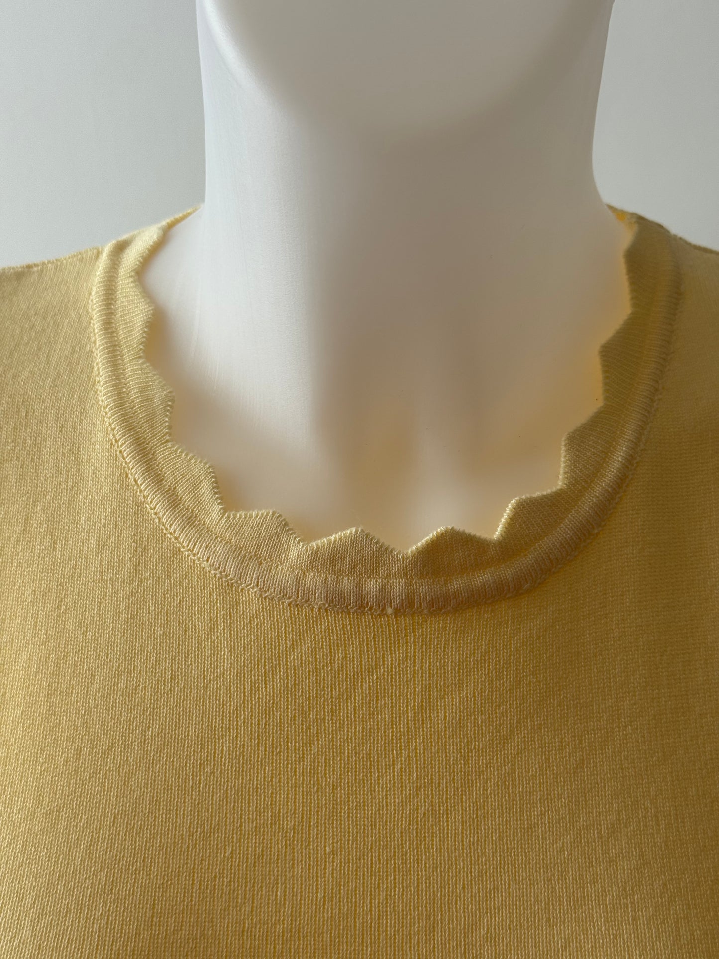 Robe jaune pastel sans manches à finitions festonnées
