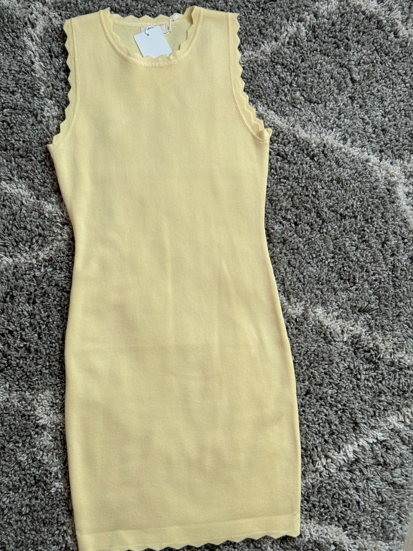 Robe jaune pastel sans manches à finitions festonnées