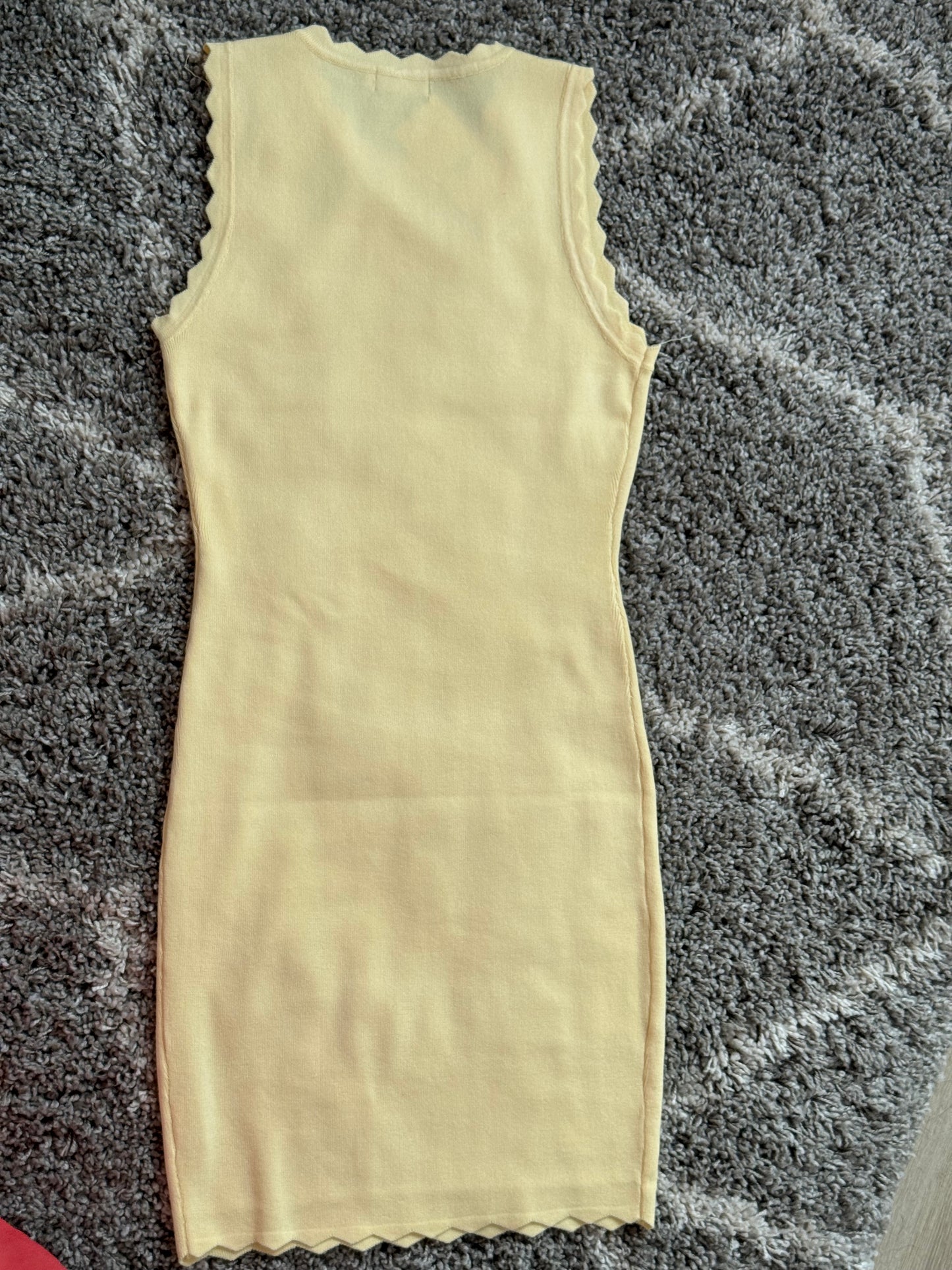 Robe jaune pastel sans manches à finitions festonnées