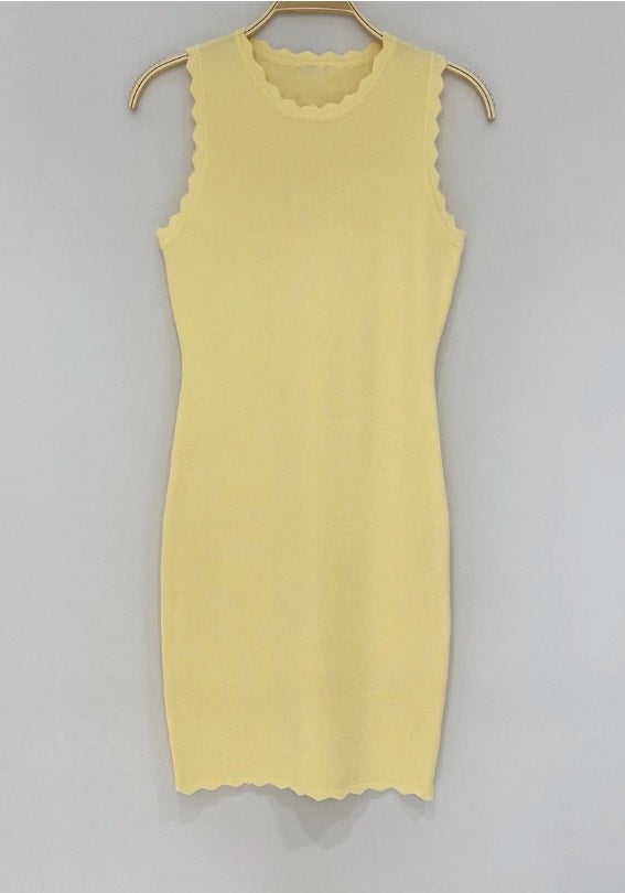Robe jaune pastel sans manches à finitions festonnées