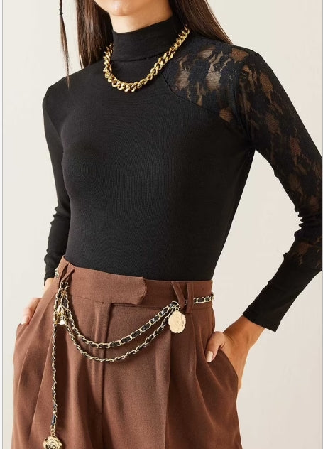 Blouse Noire À Col Roulé Et Détails En Dentelle