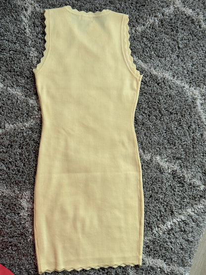 Robe jaune pastel sans manches à finitions festonnées