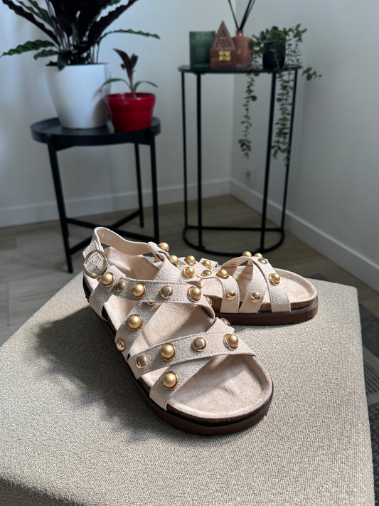 Jolies sandales de couleur beige/écru avec multiples brides croisées.