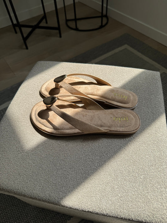 Jolies tongs couleur taupe avec détails dorés